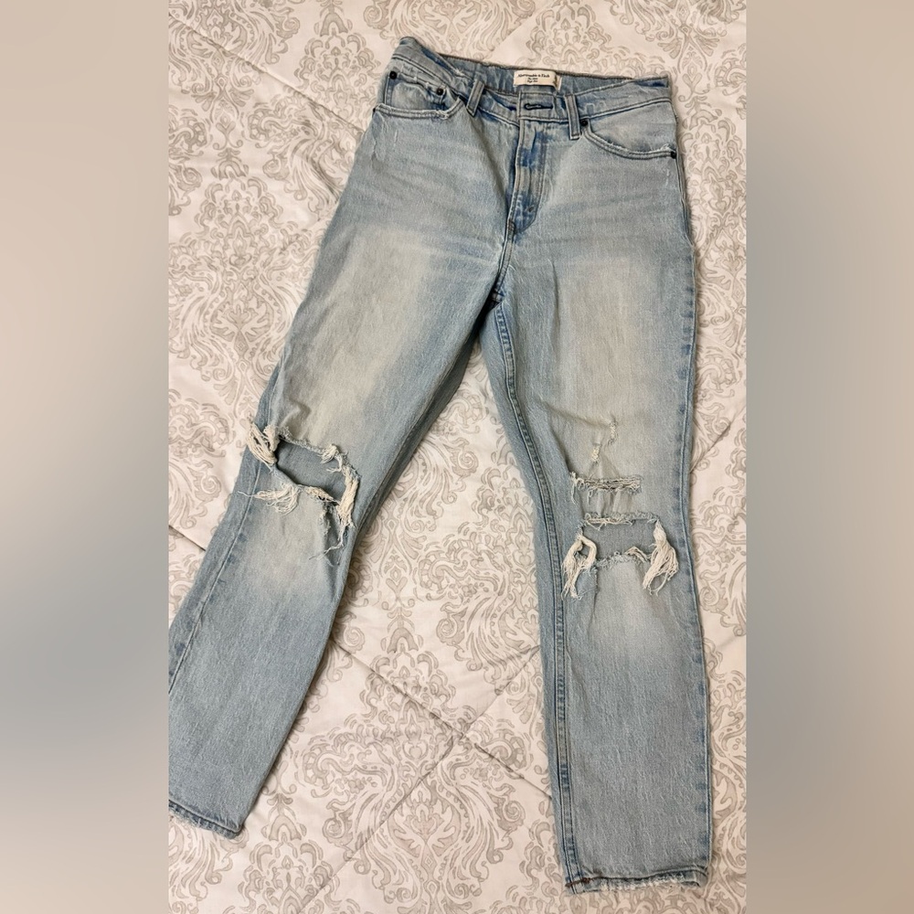 The Mom high Rise A&F ripped jeans